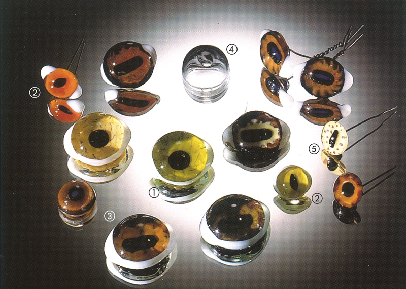 eine Gruppe roter Bälle mit schwarzen und weißen Augen